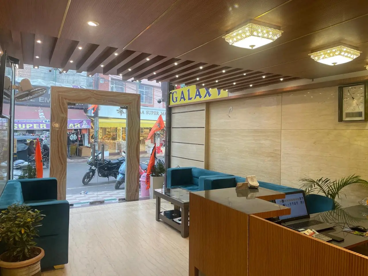 Hotel Galaxy reception desk and lounge