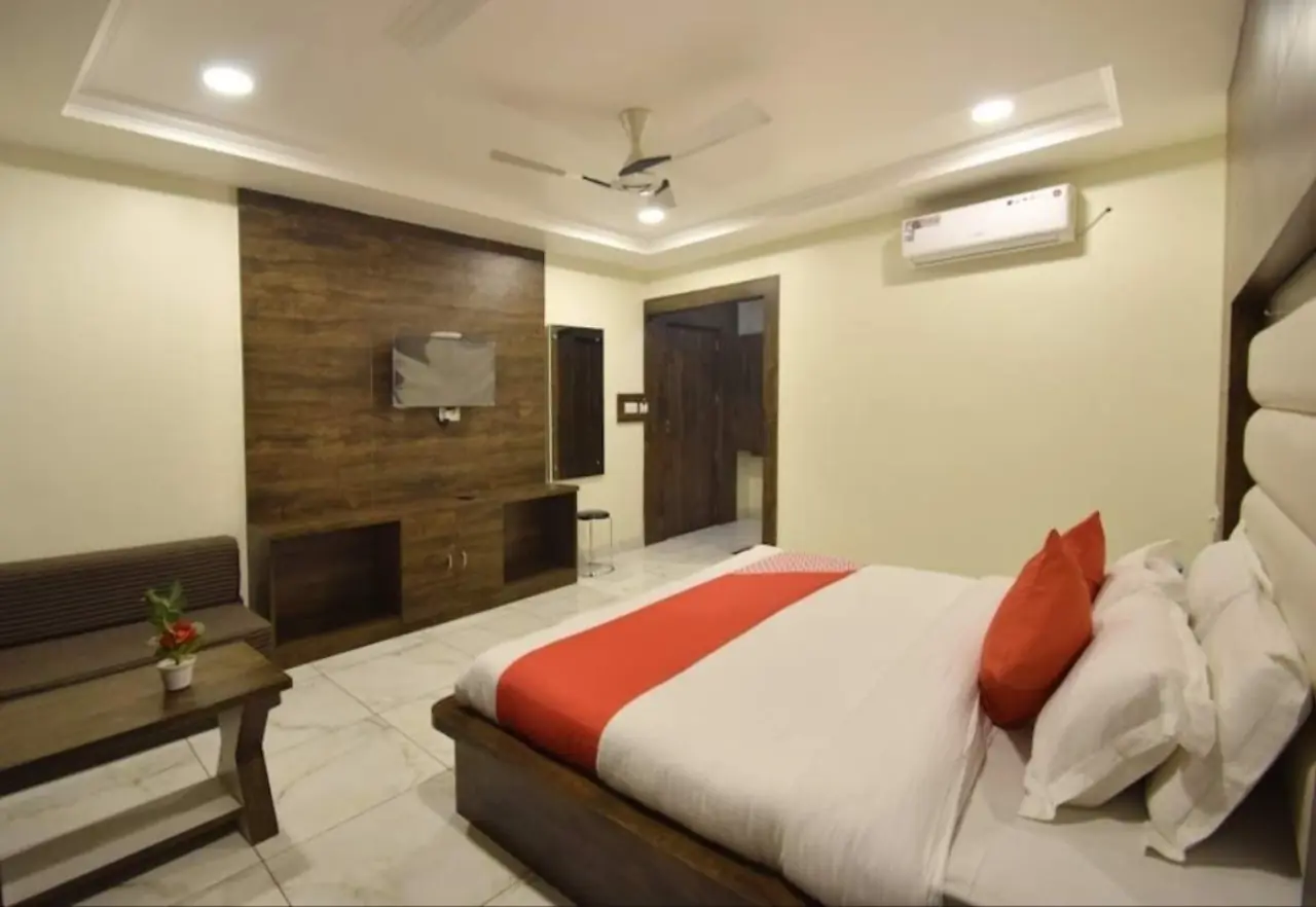 Double room with wall-mounted TV