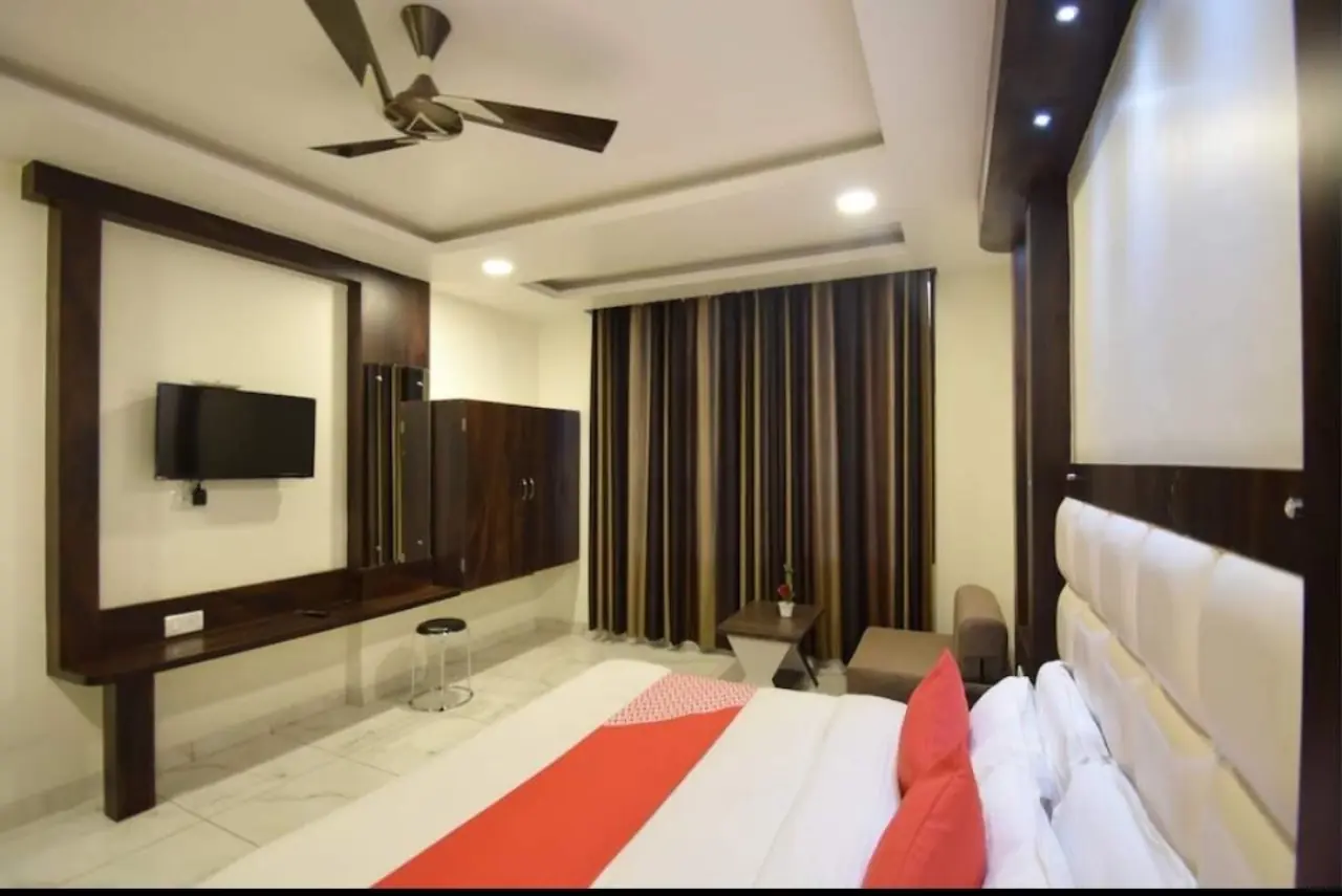 Room with wardrobe and curtains