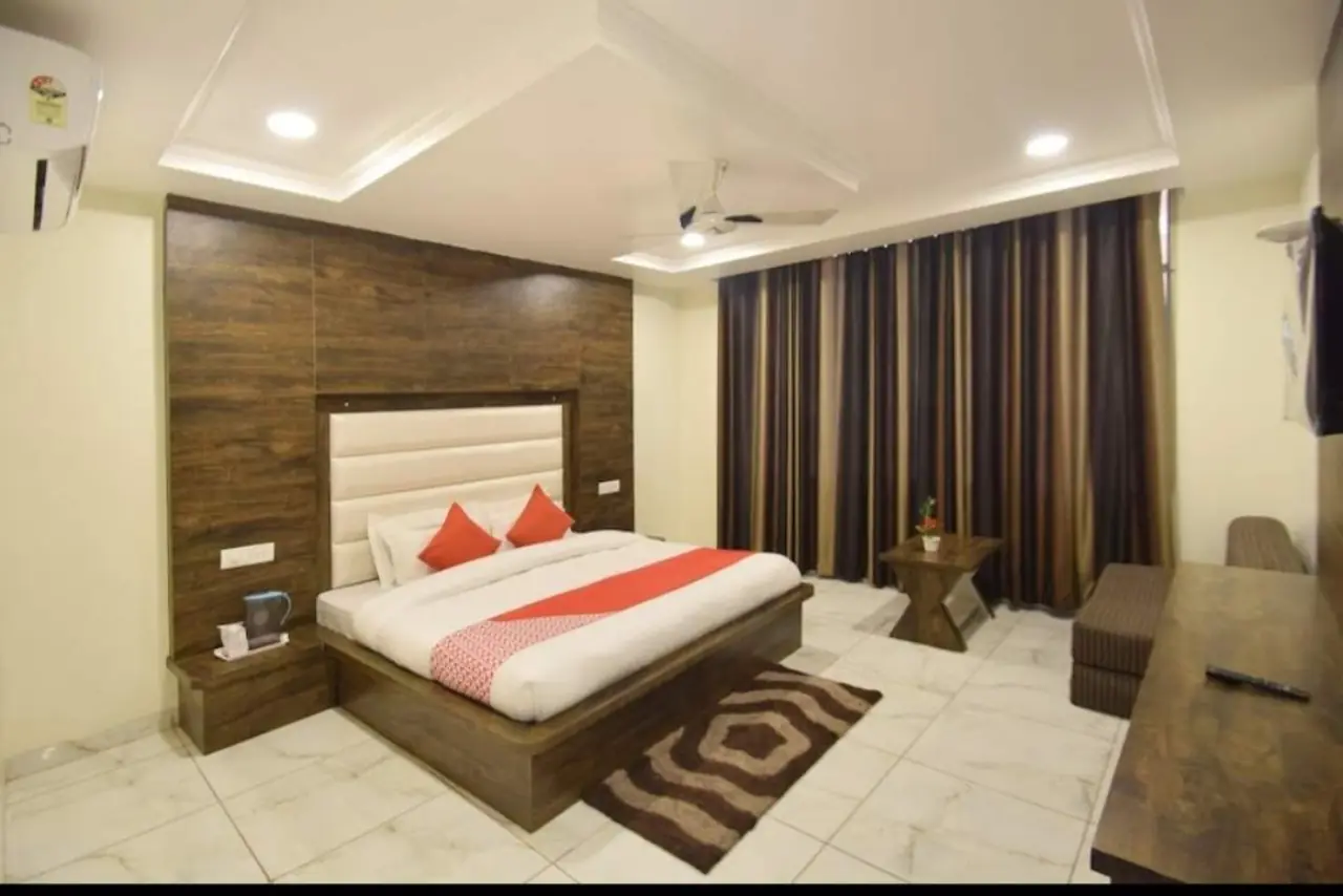 Room with wood panelled headboard